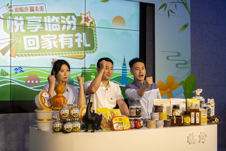 6月3日下午，在臨汾原產地商品體驗店，曲沃縣副縣長樊奇選對當?shù)氐霓r特產品、旅游景點進行了推介代言。鄭遠飛攝