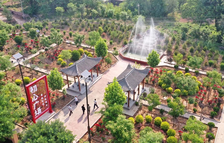 初夏時節(jié)，襄汾縣鄧莊鎮(zhèn)澗溝村初心廣場內一派迷人的鄉(xiāng)村振興新圖景。李現(xiàn)俊攝