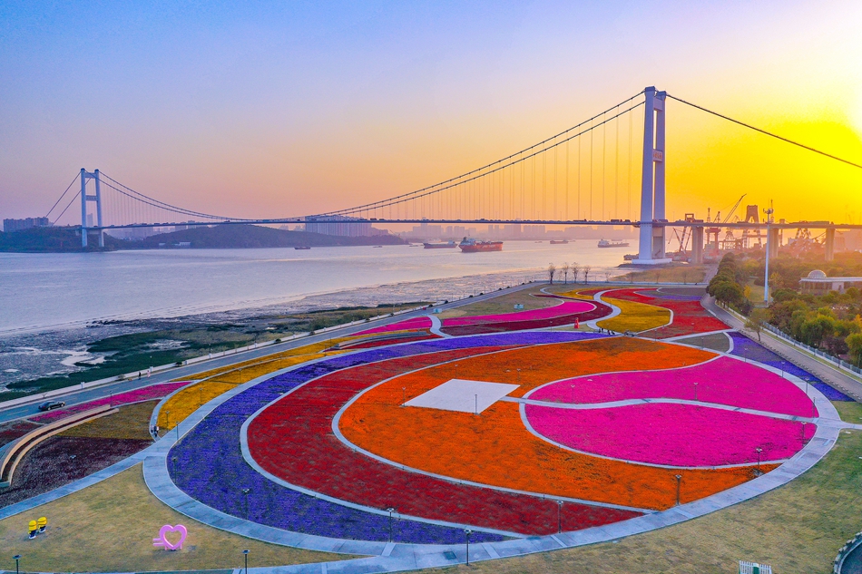 靖江長江畔的音樂花海廣場。盛義攝