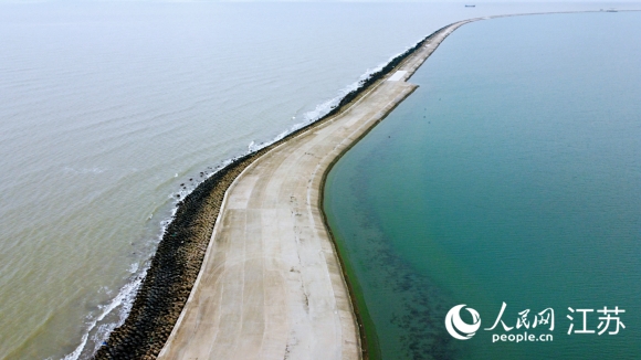 迷人的雙色海。人民網(wǎng)記者 王繼亮攝