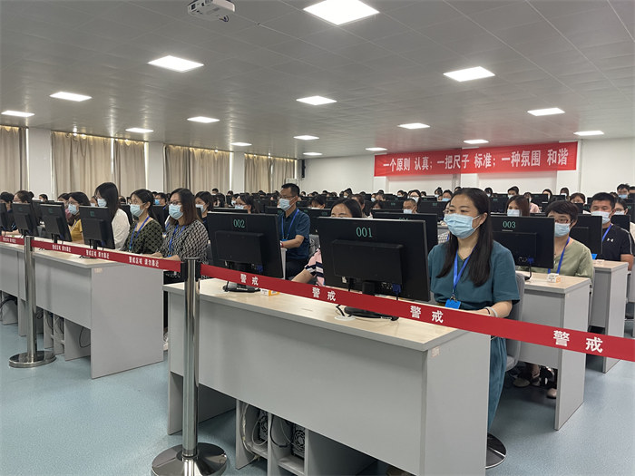 閱卷現(xiàn)場。公雪 攝