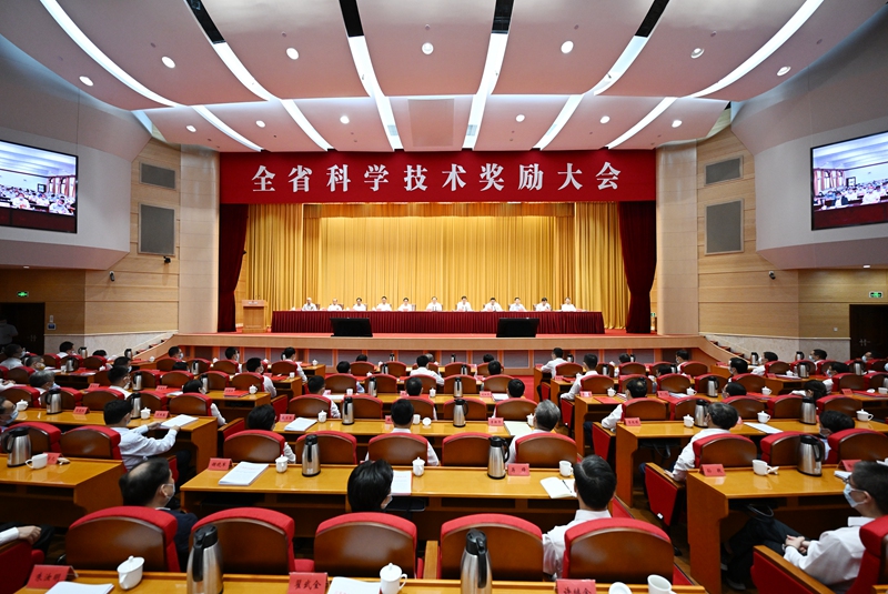 圖為江蘇省科學(xué)技術(shù)獎(jiǎng)勵(lì)大會(huì)現(xiàn)場。吳勝攝