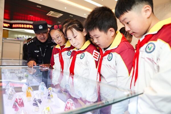 學(xué)生代表參觀禁毒展。鹽城公安供圖