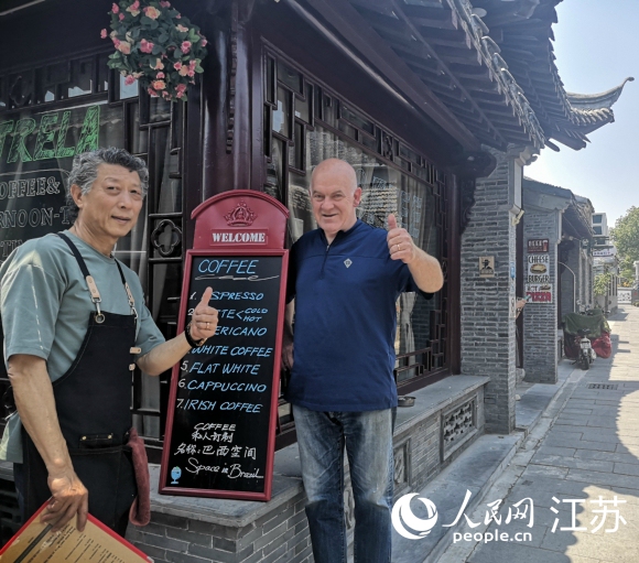 愛逛古巷的巴西人和揚州朋友在仁豐里開了一家西餐廳。 人民網(wǎng) 張玉峰攝