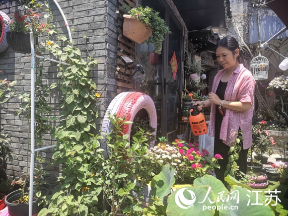 原在上海工作的袁荔退休后重回揚州古城生活。 人民網(wǎng) 張玉峰攝