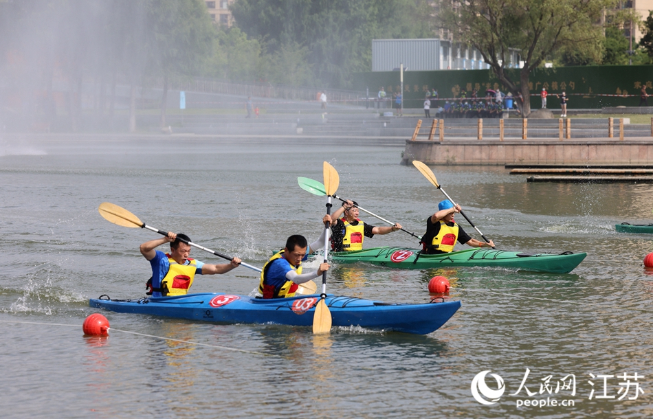 夏日清晨，一艘艘色彩鮮艷的賽艇和槳板在伯瀆河畔穿梭。朱剛?cè)簲z