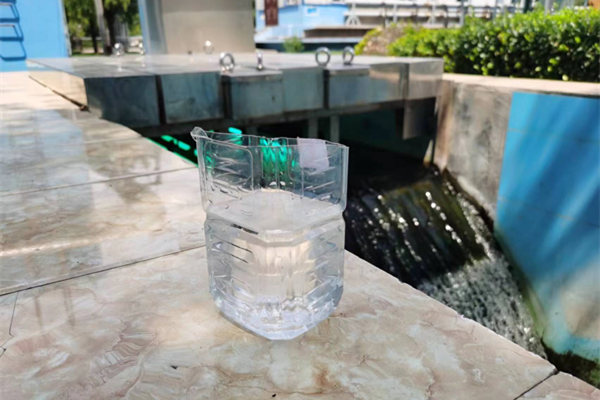 在邯鄲市雞澤縣藍天污水處理廠，污水經(jīng)過處理后清澈透明。鄭佳欣攝