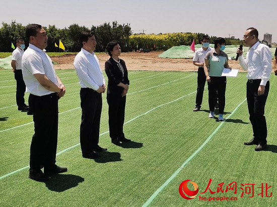 觀摩團(tuán)現(xiàn)場(chǎng)了解項(xiàng)目建設(shè)情況。人民網(wǎng) 張繼航攝