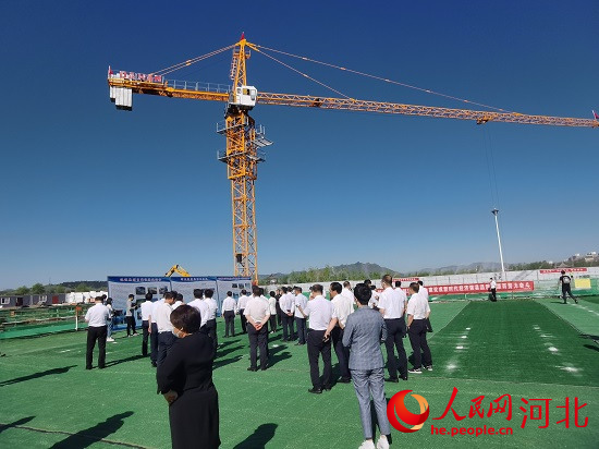觀摩團(tuán)走進(jìn)塔吊林立的項(xiàng)目現(xiàn)場(chǎng)。人民網(wǎng)張繼航攝