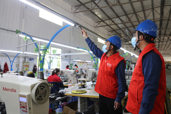 國(guó)網(wǎng)廣平縣供電公司共產(chǎn)黨員服務(wù)隊(duì)到當(dāng)?shù)胤b加工企業(yè)了解企業(yè)用電需求，幫助企業(yè)排查安全用電隱患。施振宇攝