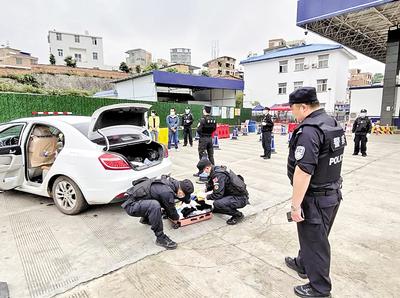 圖為民警對(duì)重點(diǎn)車輛是否攜帶毒品進(jìn)行檢查。省禁毒委供圖