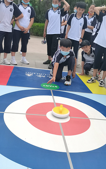 河北省威縣第四小學學生練習陸地冰壺動作。 趙國華攝