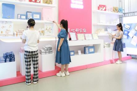 多樣的高陽紡織產(chǎn)品吸引大家關(guān)注。班靜怡攝