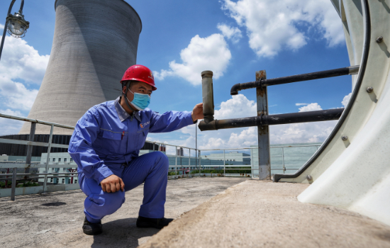 河北涿州京源熱電有限責(zé)任公司技術(shù)人員正在對設(shè)備進(jìn)行檢驗(yàn)排查。劉楊攝