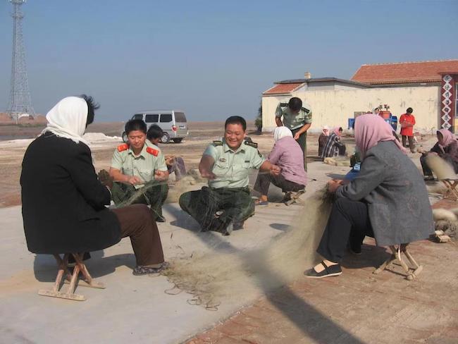 宋萬民幫助漁民修補漁網(wǎng)。 濱州市公安局海岸警察支隊岔尖派出所供圖