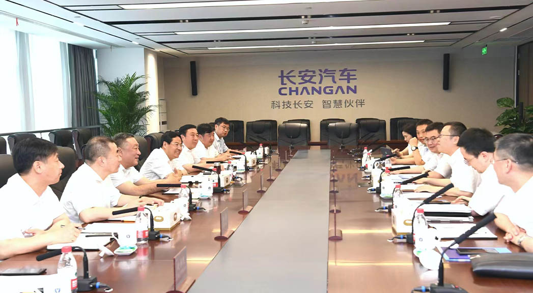 張濤帶隊赴重慶對接洽談項目。 白永民攝