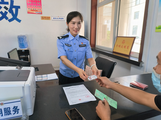 張靜正在為群眾辦理業(yè)務(wù)。 趙凱攝