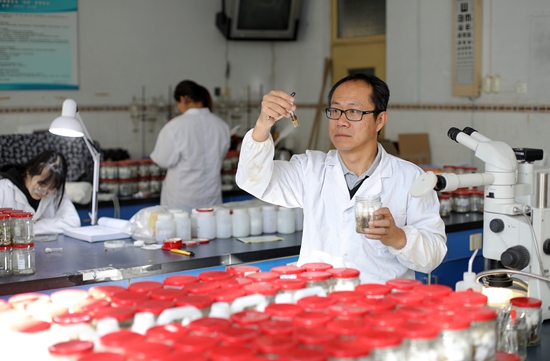 武大勇在實(shí)驗(yàn)室開展檢驗(yàn)工作。 受訪者供圖