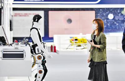 近日，第六屆世界智能大會在天津開幕，圖為參會嘉賓參觀天津制造業(yè)立市展。 新華社記者 趙子碩攝