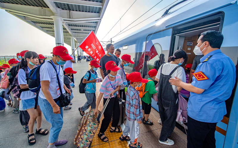 乘高鐵出發(fā)。