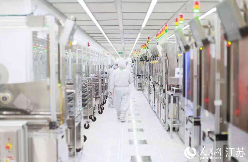 在希捷國(guó)際科技（無(wú)錫）有限公司生產(chǎn)車間，技術(shù)人員正在巡查作業(yè)。新吳區(qū)委宣傳部供圖