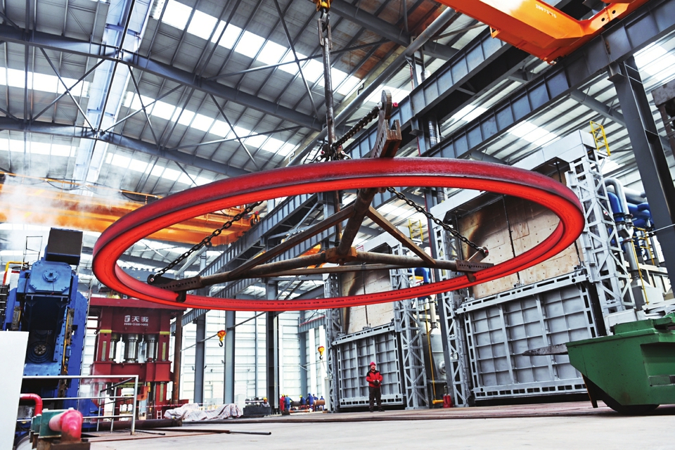 定襄縣作為太忻一體化經(jīng)濟區(qū)建設(shè)的12個先行啟動區(qū)之一，借助發(fā)展機遇，全力延長產(chǎn)業(yè)鏈條、補齊產(chǎn)業(yè)短板、培育優(yōu)質(zhì)市場主體、拓寬應(yīng)用領(lǐng)域，進軍高精尖應(yīng)用行業(yè)。 記者孫榮祥攝