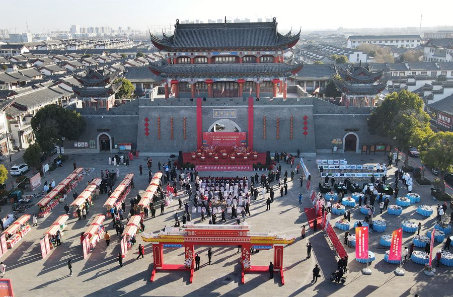 城門掛春聯(lián)，金湖沖刺“開門紅”。陳義寶攝