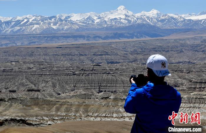 4月5日，游客在觀景臺拍攝札達土林。　李林 攝