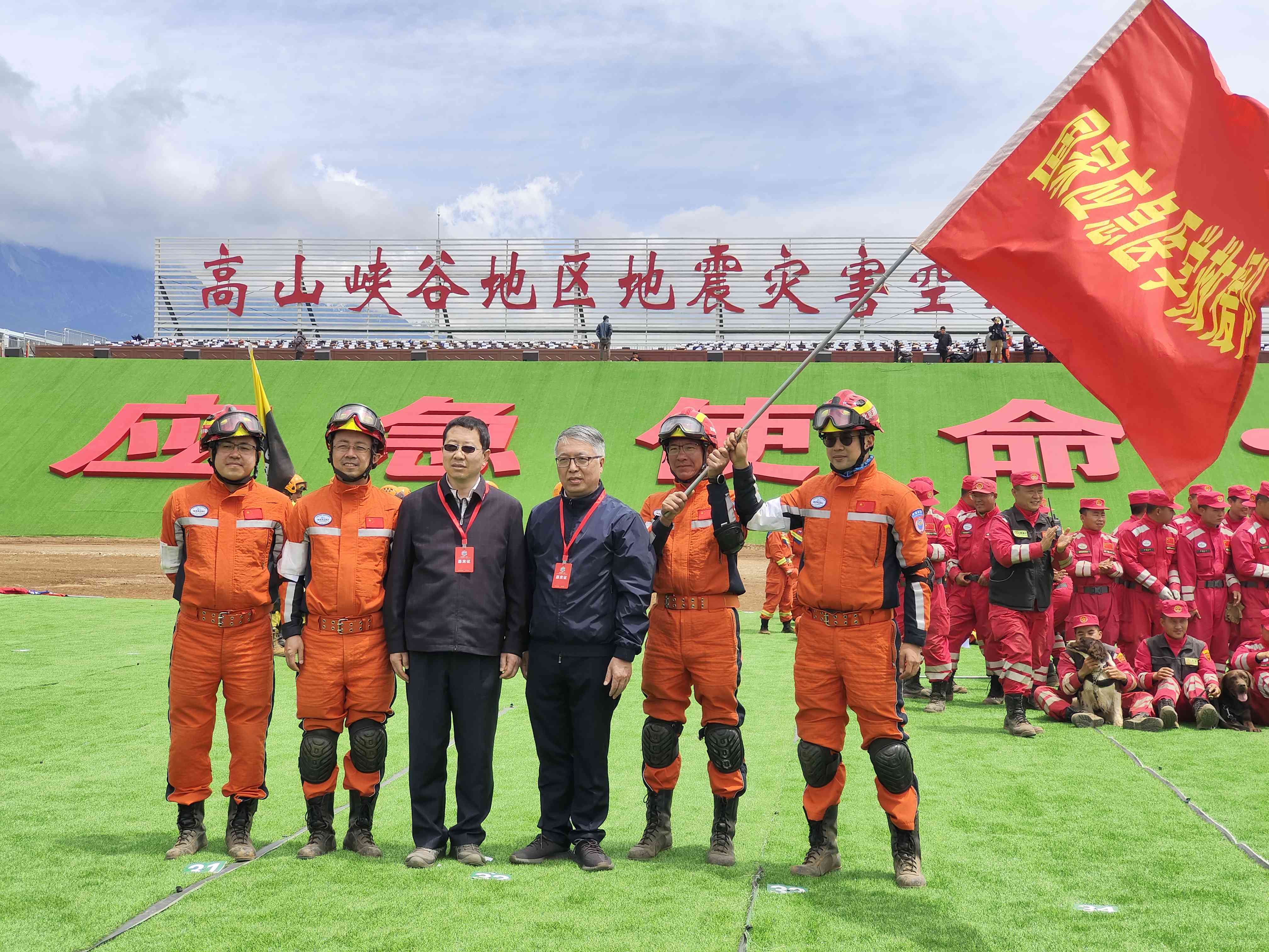 呂國忠以總領(lǐng)隊(duì)身份，帶領(lǐng)國家應(yīng)急醫(yī)學(xué)救援隊(duì)演練。受訪者供圖