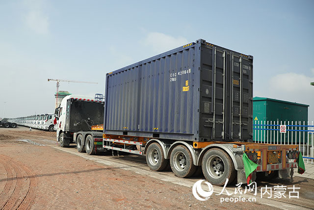 新能源重卡采用集裝箱運(yùn)輸。人民網(wǎng)記者 趙夢月攝