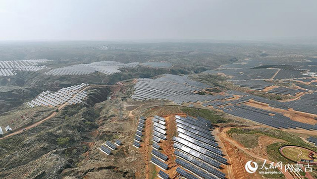 伊金霍洛旗天驕綠能50萬千瓦采煤沉陷區(qū)生態(tài)治理光伏發(fā)電示范項目。人民網(wǎng) 孟佳澍攝