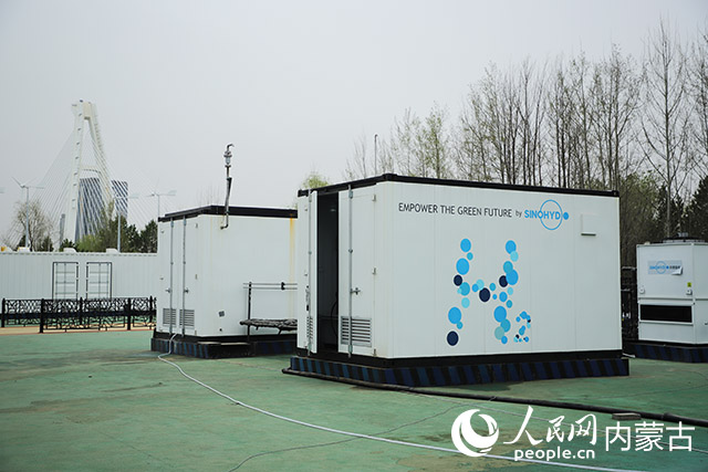 鄂爾多斯碳中和研究院內(nèi)的制氫設(shè)備。人民網(wǎng)記者 趙夢月攝