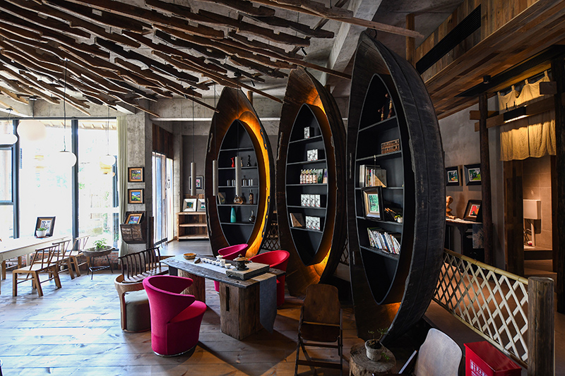 漁船、船槳……花田·僑鄉(xiāng)里的裝飾材料，多是從當?shù)靥詠淼呐f物。 吳芳攝