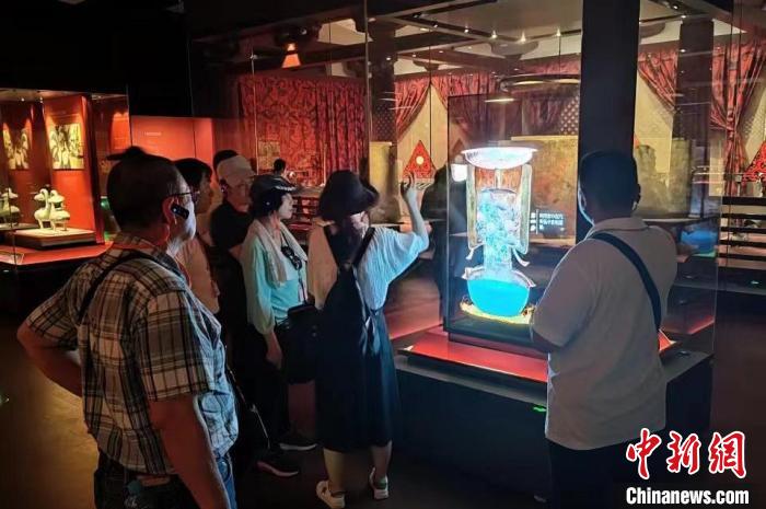 圖為臺灣新北市永和區(qū)里長聯(lián)誼會江西參訪團(tuán)一行在南昌漢代?；韬顕z址博物館內(nèi)參觀展出的珍貴文物?！●樞↓?攝