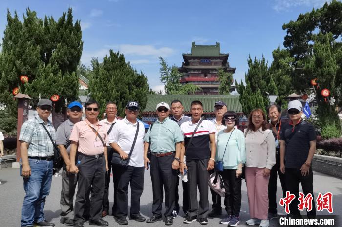 圖為臺灣新北市永和區(qū)里長聯(lián)誼會江西參訪團(tuán)一行在南昌滕王閣前合影?！×鴷缘?攝