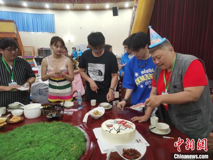 圖為內(nèi)蒙古臺(tái)辦為臺(tái)胞過生日。　李愛平 攝