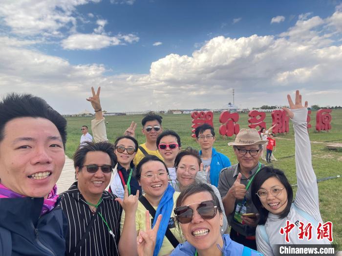 圖為臺(tái)胞在鄂爾多斯草原合影?！∪~冠賢 攝