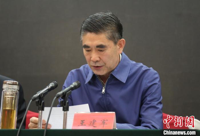 圖為青海省委書記王建軍出席會(huì)議并作講話?！?zhí)砀?攝