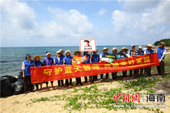 環(huán)保志愿者呼吁停止隨地扔垃圾、破壞環(huán)境等不文明行為。