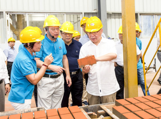 2019年6月21日下午，省長沈曉明在三亞建筑廢棄物綜合利用廠，查看用建筑廢棄物綜合處理后制成的再生水泥磚。海南日?qǐng)?bào)記者 宋國強(qiáng) 攝