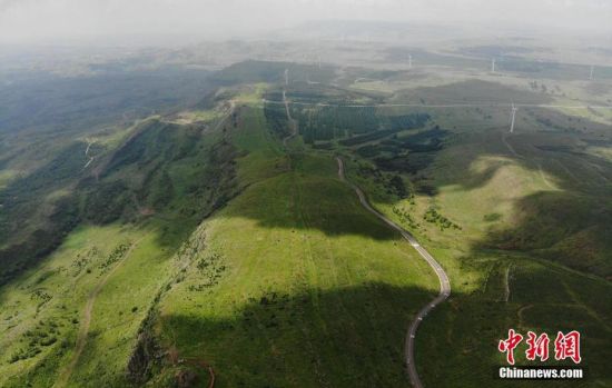 6月28日，夏日鏡頭下的河北張家口張北“草原天路”蜿蜒曲折。 中新社記者 楊艷敏 攝