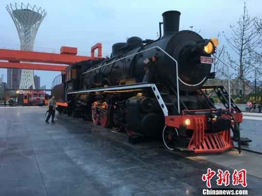 公園內(nèi)保留布置了蒸汽時代火車頭?！「呒t超 攝
