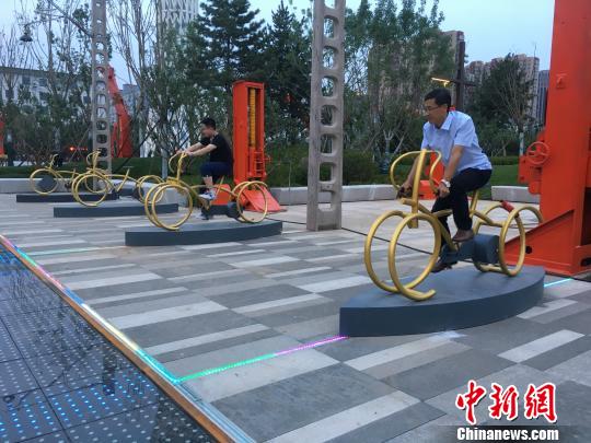 市民使用公園內(nèi)的健身設施。　高紅超 攝