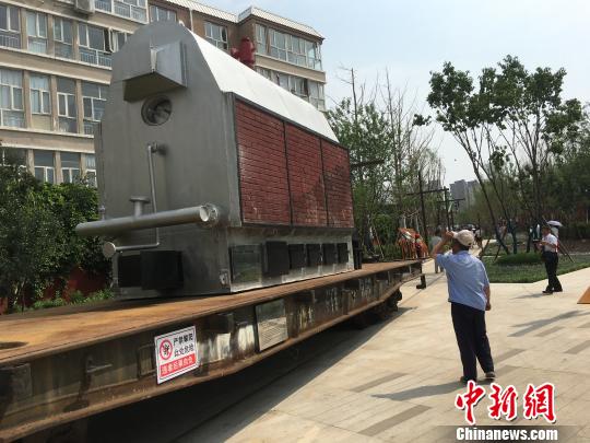 公園內(nèi)陳列著臥式蒸汽鍋爐等工業(yè)產(chǎn)品。　高紅超 攝