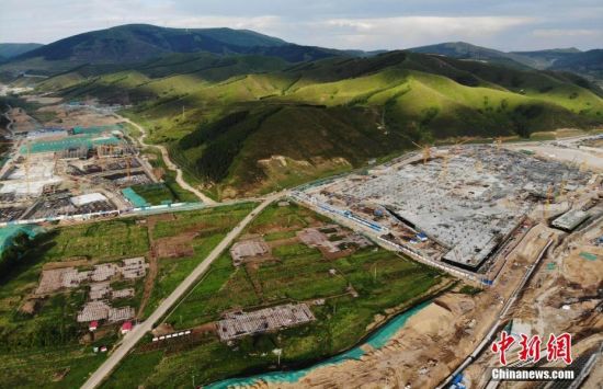 6月28日，航拍鏡頭下的河北張家口冬奧會(huì)太子城冰雪小鎮(zhèn)項(xiàng)目。太子城冰雪小鎮(zhèn)項(xiàng)目位于2022年冬奧會(huì)張家口賽區(qū)核心區(qū)，連接張家口賽區(qū)云頂和古楊樹(shù)兩個(gè)競(jìng)賽場(chǎng)館群，建成后將承擔(dān)賽時(shí)核心區(qū)配套保障功能，提供冬奧頒獎(jiǎng)、貴賓接待、交通換乘、休閑娛樂(lè)等服務(wù)，賽后將成為一座國(guó)際化四季度假小鎮(zhèn)。 中新社記者 楊艷敏 攝