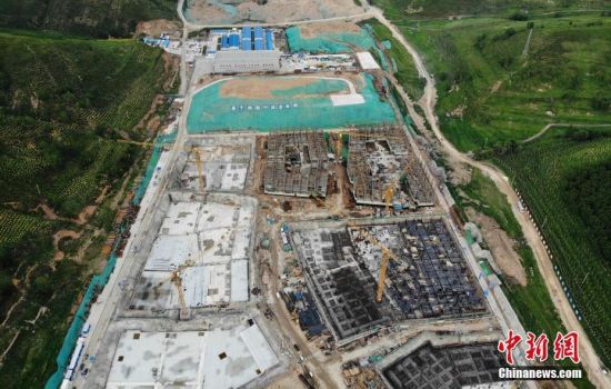 6月28日，航拍鏡頭下的河北張家口冬奧會(huì)太子城冰雪小鎮(zhèn)項(xiàng)目。太子城冰雪小鎮(zhèn)項(xiàng)目位于2022年冬奧會(huì)張家口賽區(qū)核心區(qū)，連接張家口賽區(qū)云頂和古楊樹(shù)兩個(gè)競(jìng)賽場(chǎng)館群，建成后將承擔(dān)賽時(shí)核心區(qū)配套保障功能，提供冬奧頒獎(jiǎng)、貴賓接待、交通換乘、休閑娛樂(lè)等服務(wù)，賽后將成為一座國(guó)際化四季度假小鎮(zhèn)。 中新社記者 楊艷敏 攝