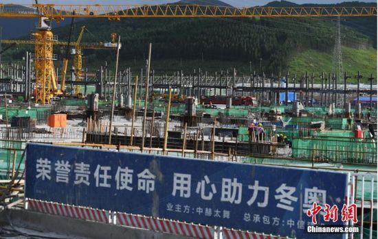 6月28日，河北張家口冬奧會(huì)太子城冰雪小鎮(zhèn)項(xiàng)目現(xiàn)場(chǎng)。太子城冰雪小鎮(zhèn)項(xiàng)目位于2022年冬奧會(huì)張家口賽區(qū)核心區(qū)，連接張家口賽區(qū)云頂和古楊樹(shù)兩個(gè)競(jìng)賽場(chǎng)館群，建成后將承擔(dān)賽時(shí)核心區(qū)配套保障功能，提供冬奧頒獎(jiǎng)、貴賓接待、交通換乘、休閑娛樂(lè)等服務(wù)，賽后將成為一座國(guó)際化四季度假小鎮(zhèn)。 中新社記者 楊艷敏 攝