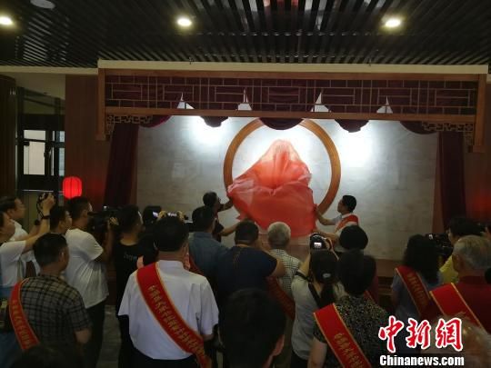 為董子石像揭幕。　王鵬 攝