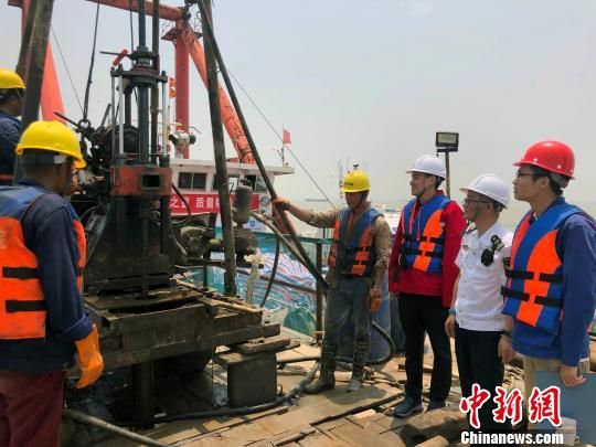 圖為勘察設(shè)計人員與常熟海事局執(zhí)法船在現(xiàn)場配合鉆探施工?！∥赫?攝