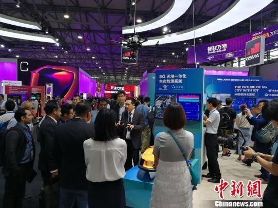 雄安新區(qū)展臺吸引不少眾多觀眾駐足關(guān)注。　任柏松 攝